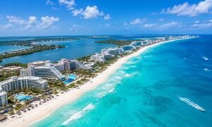 Vista aérea de la Zona Hotelera de Cancún, con la franja de hoteles entre la playa del Caribe y la Laguna Nichupté